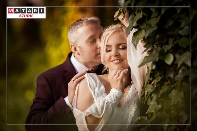 Doświadczony kamerzysta weselny w Toruniu filmuje pierwszy taniec pary młodej.