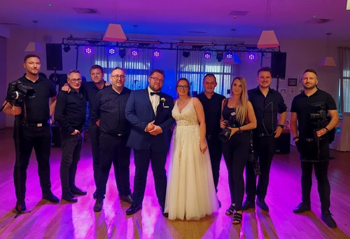 Fotografia weselna w Jarocinie – ujęcia dekoracji stołów i pierwszego tańca.