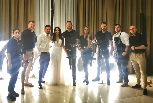 Kamerzysta weselny w Tucholi – dynamiczne ujęcia z zabawy tanecznej na parkiecie.