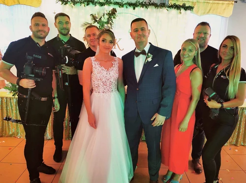 Sesja ślubna w Wrzesni – eleganckie portrety pary młodej wśród winorośli.