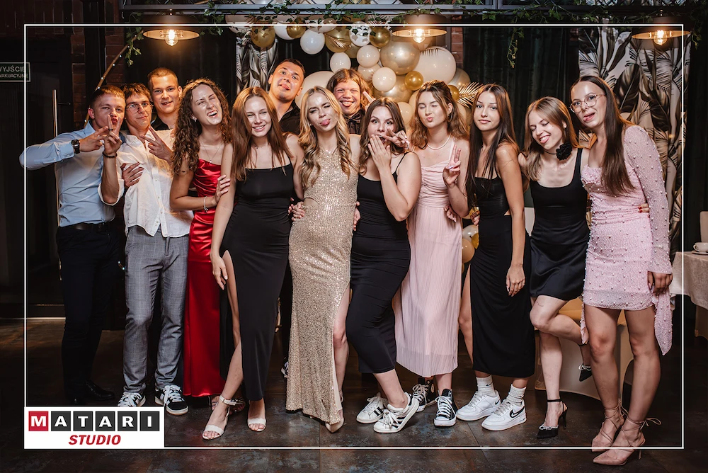 Profesjonalny fotograf na osiemnastkę w Inowrocławiu uchwycił piękny moment podczas imprezy.