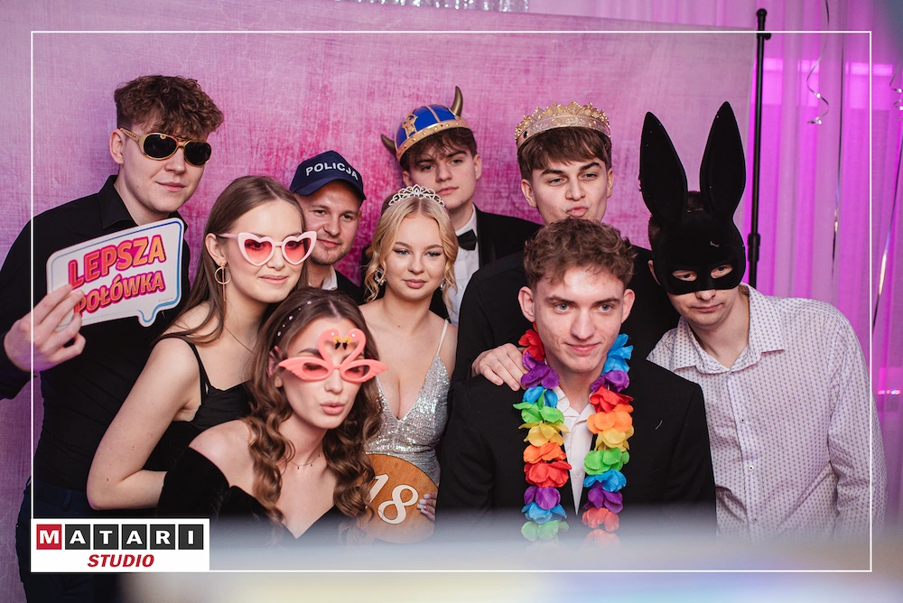 Reportaż z osiemnastki w Gnieźnie – dynamiczne ujęcia z zabawy na parkiecie.