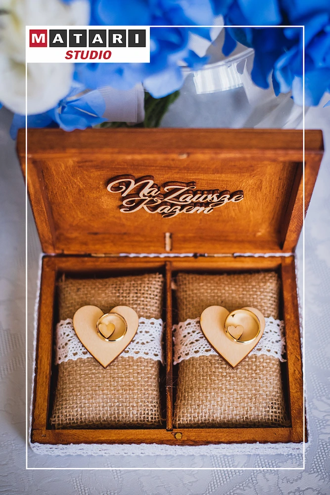 Fotografia przygotowań ślubnych z artystycznym ujęciem Panny Młodej