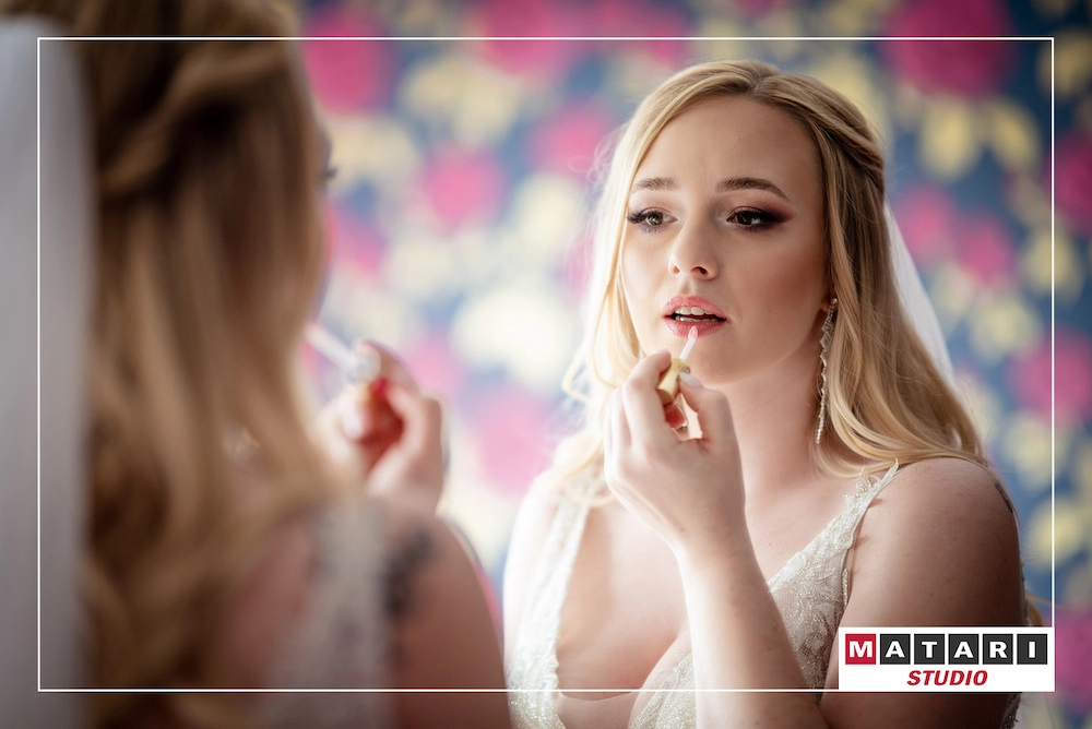 Pan Młody podczas przygotowań w obiektywie fotografa ślubnego