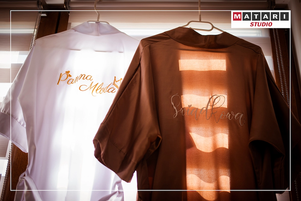 Panna Młoda w trakcie zakładania welonu na zdjęciu ślubnym