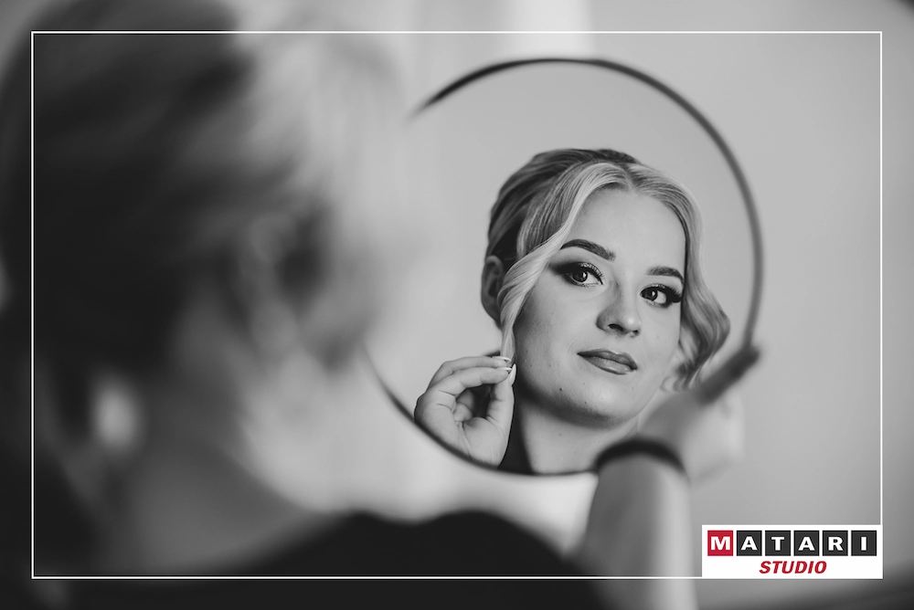 Panna Młoda w obiektywie fotografa podczas przygotowań