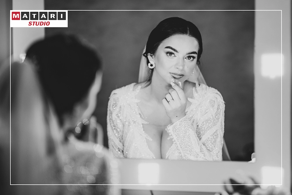 Panna Młoda w trakcie przygotowań w obiektywie fotografa