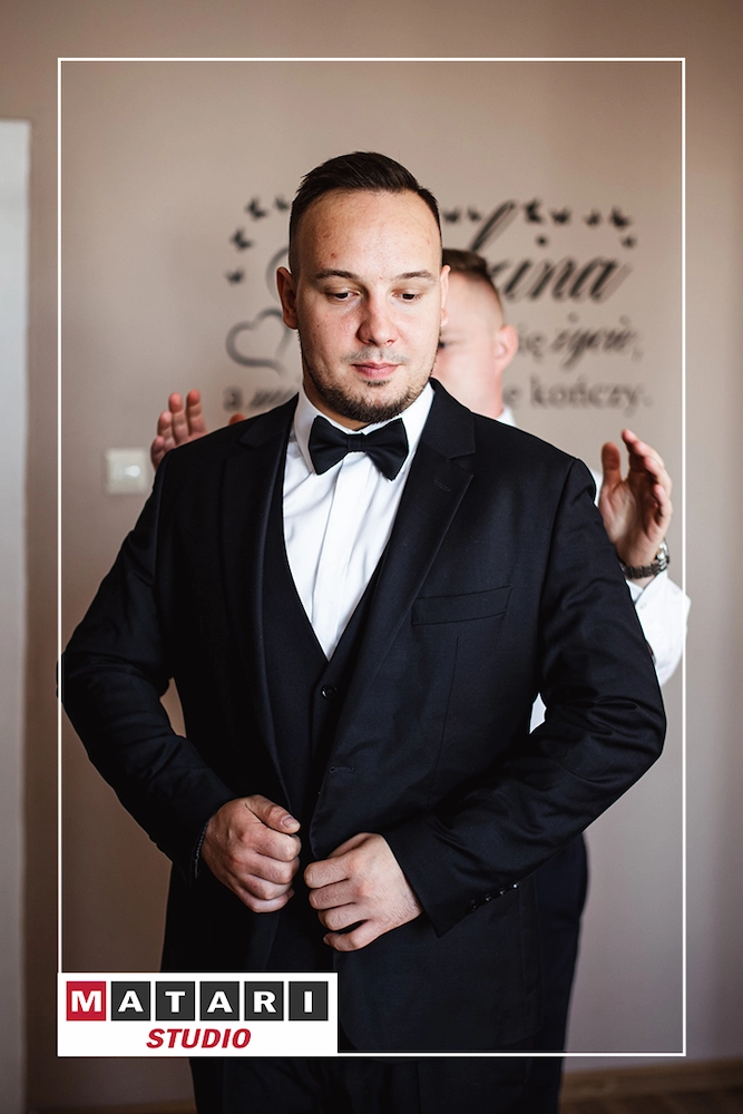 Kamerzysta na wesele rejestruje detale biżuterii ślubnej