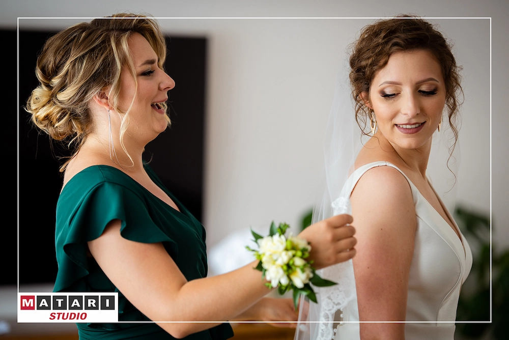 Kamerzysta na ślub dokumentuje emocje przed ceremonią