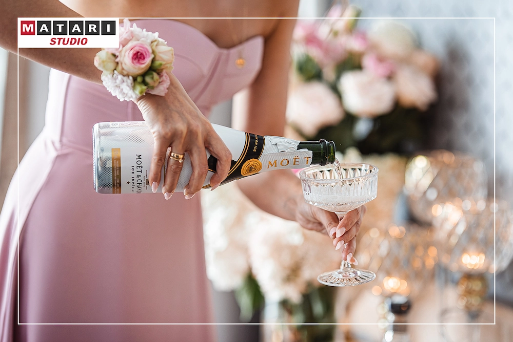 Pan Młody w trakcie przygotowań na zdjęciu ślubnym