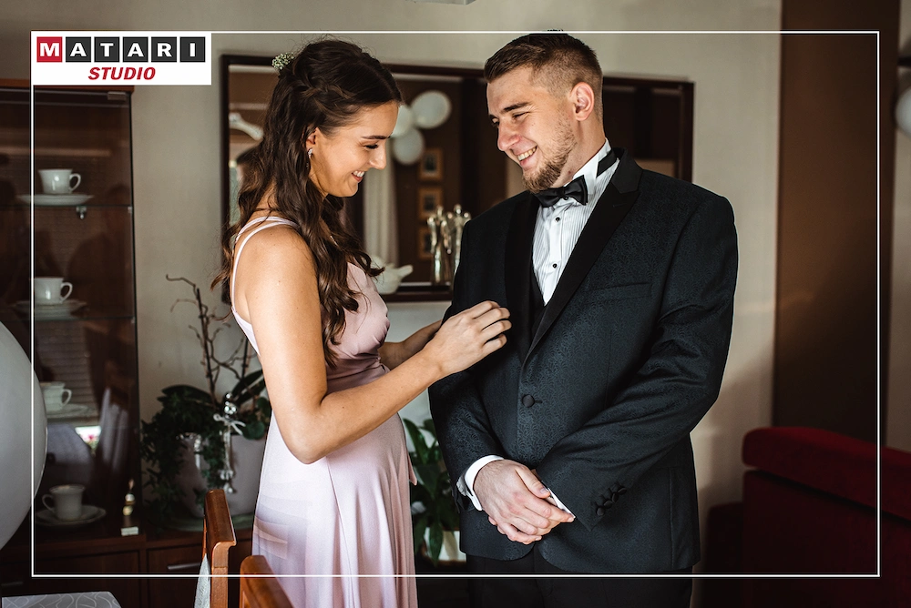 Kamerzysta na wesele uwiecznia przygotowania w domowej atmosferze