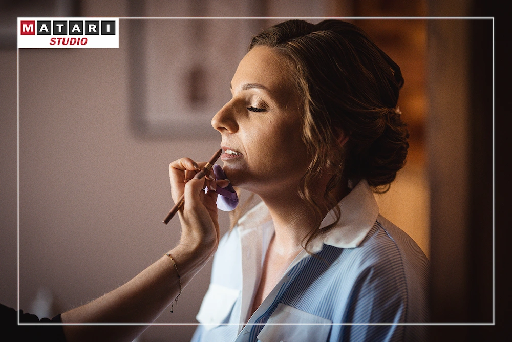 Panna Młoda w trakcie makijażu na fotografii ślubnej