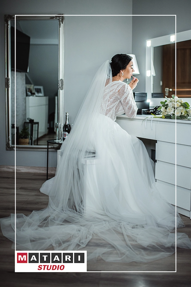 Artystyczne ujęcie Panny Młodej podczas przygotowań