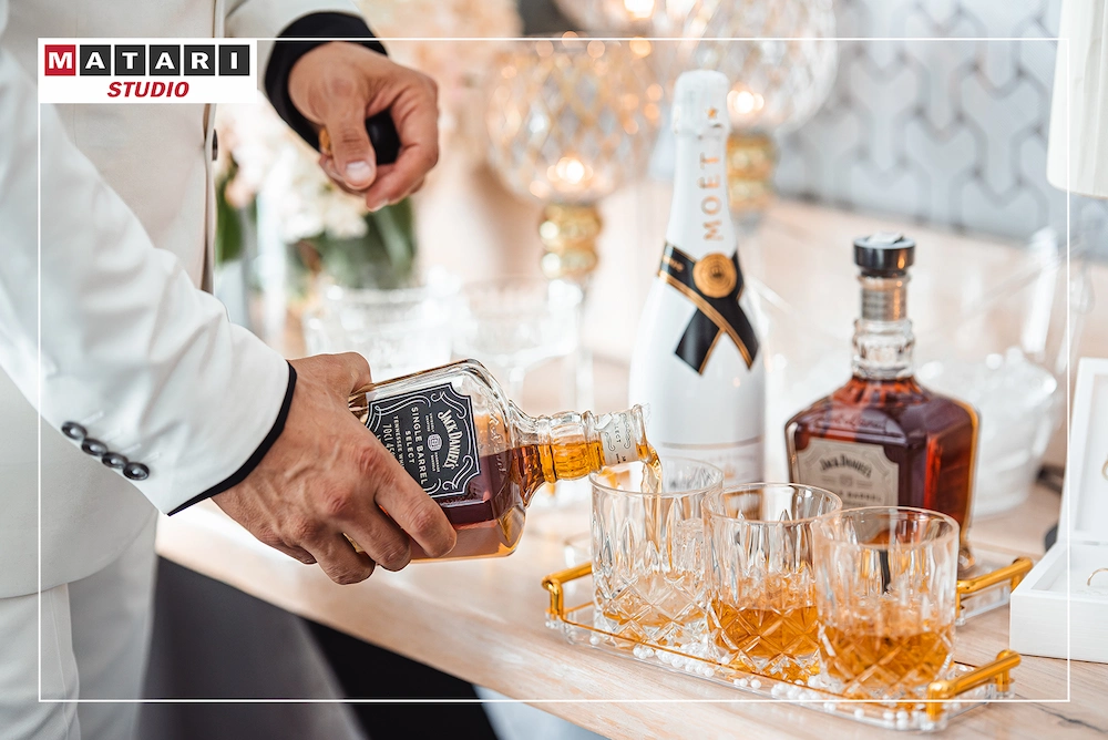 Pan Młody przed ceremonią na zdjęciu ślubnym