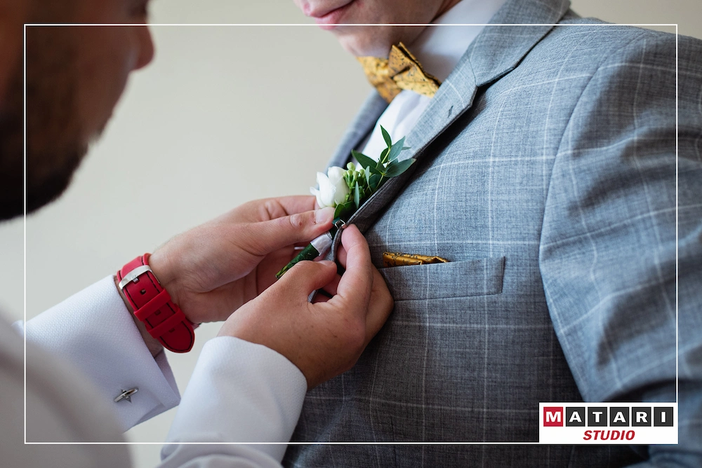 Pan Młody w trakcie przygotowań uchwycony przez fotografa