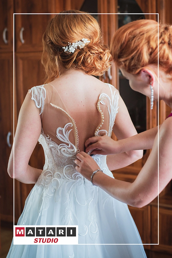 Kamerzysta na wesele rejestruje przygotowania Panny Młodej