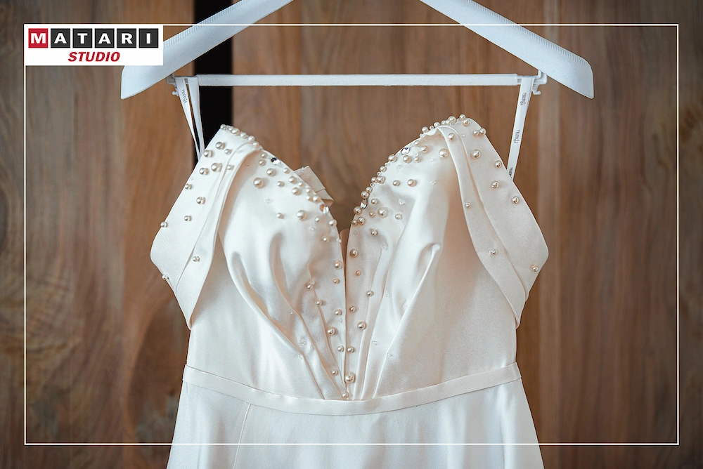 Fotografia ślubna z detalami biżuterii ślubnej