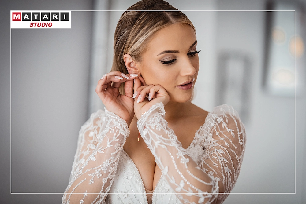 Pan Młody w trakcie przygotowań na zdjęciu ślubnym