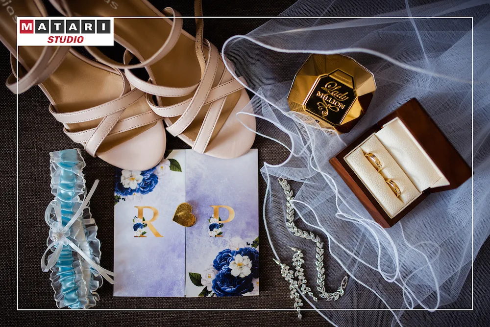 Kamerzysta na ślub rejestruje detale garnituru Pana Młodego