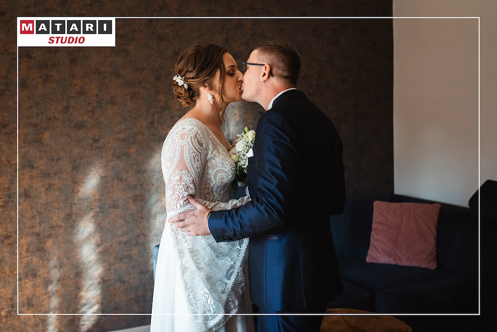 Panna Młoda w trakcie makijażu na zdjęciu ślubnym