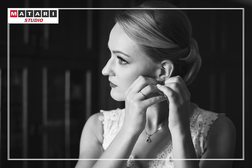 Fotografia detali sukni ślubnej przed ceremonią