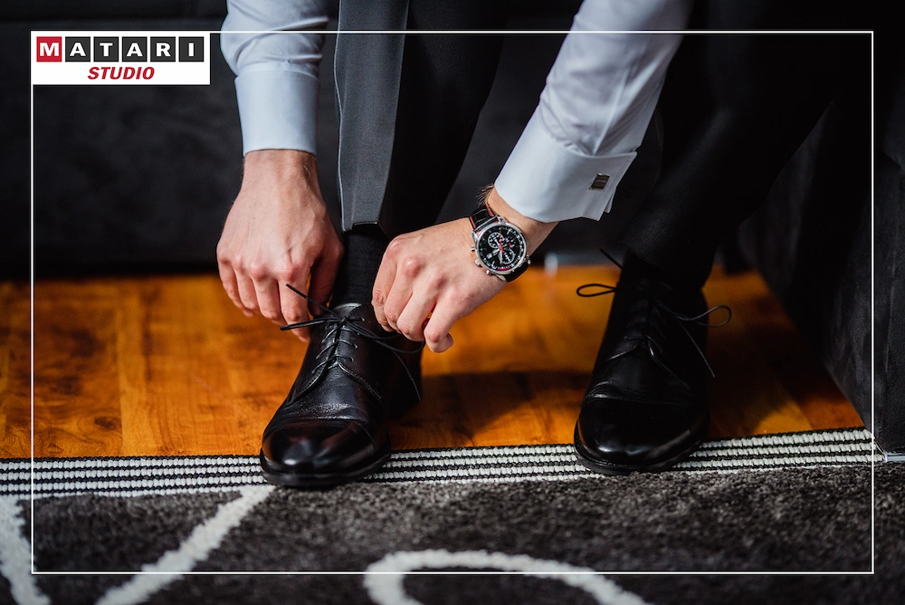 Kamerzysta na wesele rejestruje przygotowania Pana Młodego