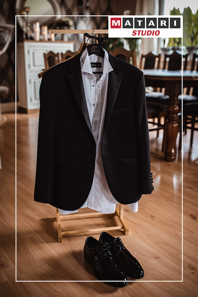 Artystyczne ujęcie Panny Młodej podczas przygotowań