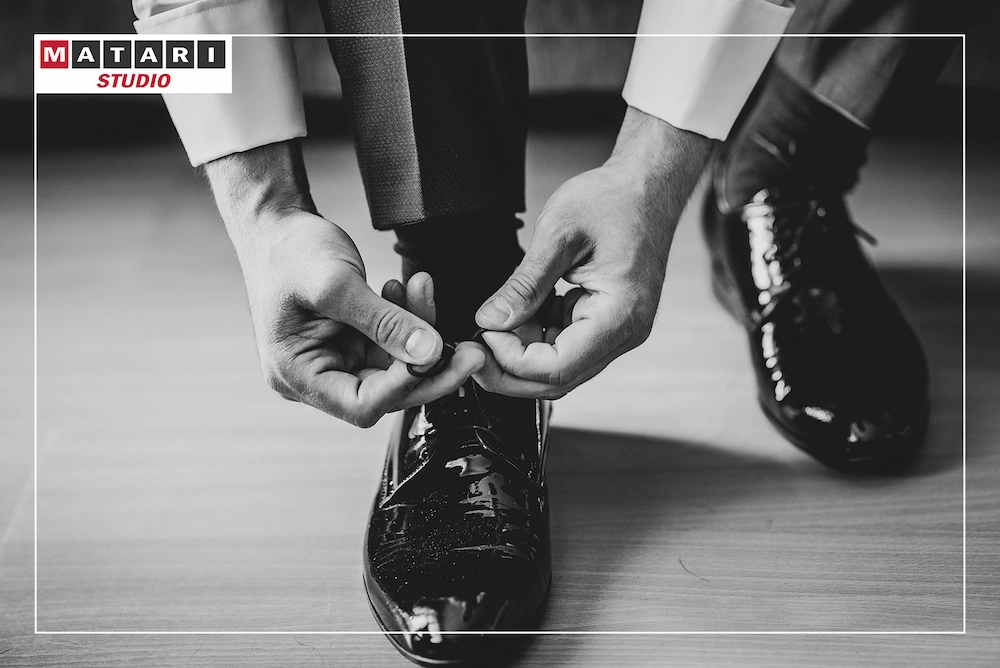 Pan Młody w trakcie przygotowań na zdjęciu ślubnym