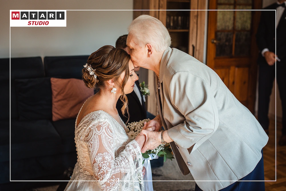 Kamerzysta na wesele dokumentuje emocje Panny Młodej