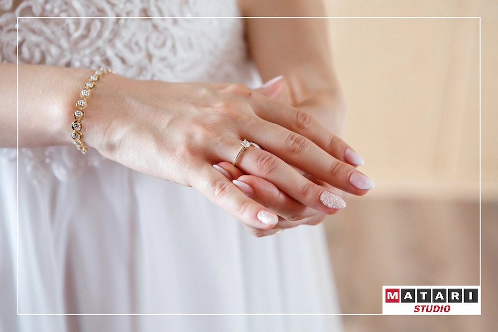 Panna Młoda przed ślubem na artystycznym zdjęciu