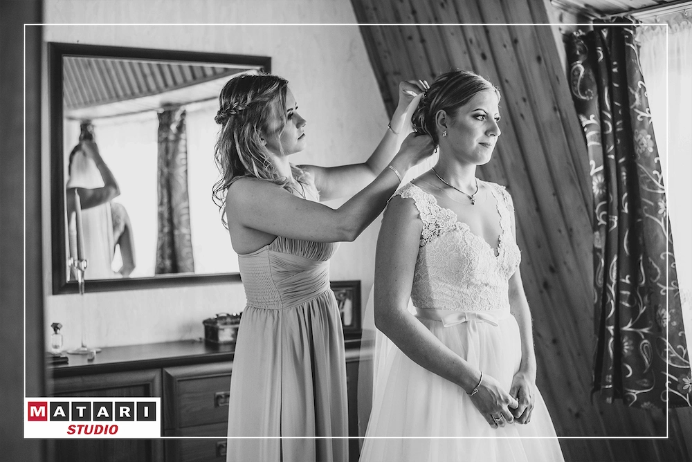 Pan Młody podczas przygotowań na zdjęciu ślubnym