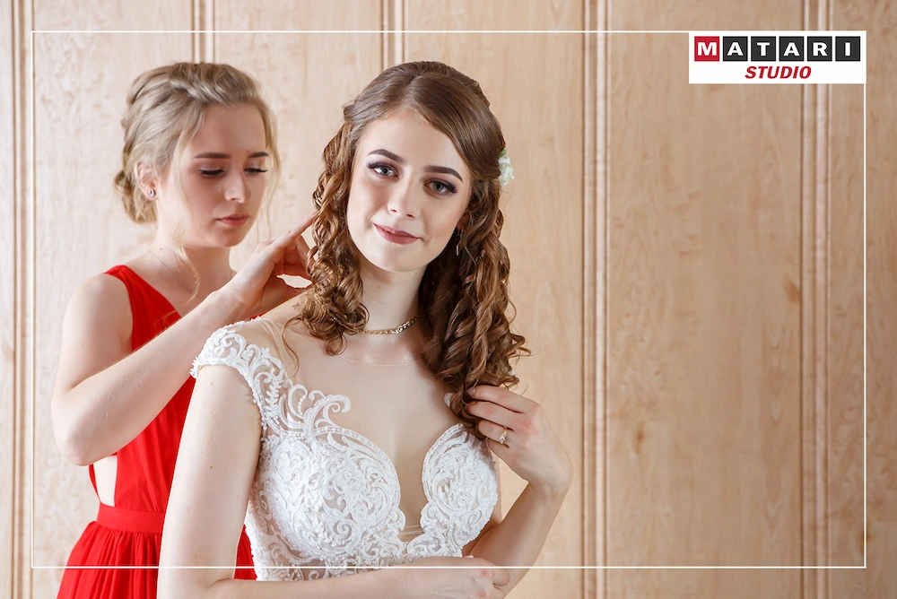 Panna Młoda w trakcie makijażu na fotografii ślubnej