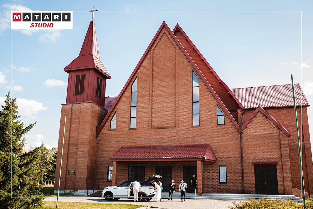 Fotograf na ślub uwiecznia moment wymiany obrączek