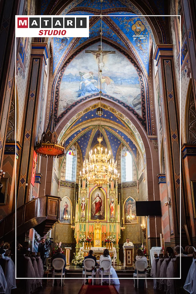 Fotografia ślubna z Panną Młodą w welonie przy ołtarzu