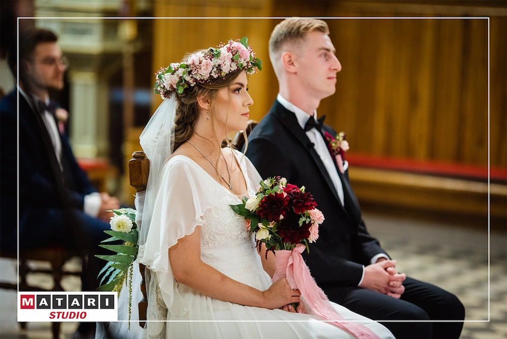 Kamerzysta na ślub uwiecznia detale obrączek Pary Młodej