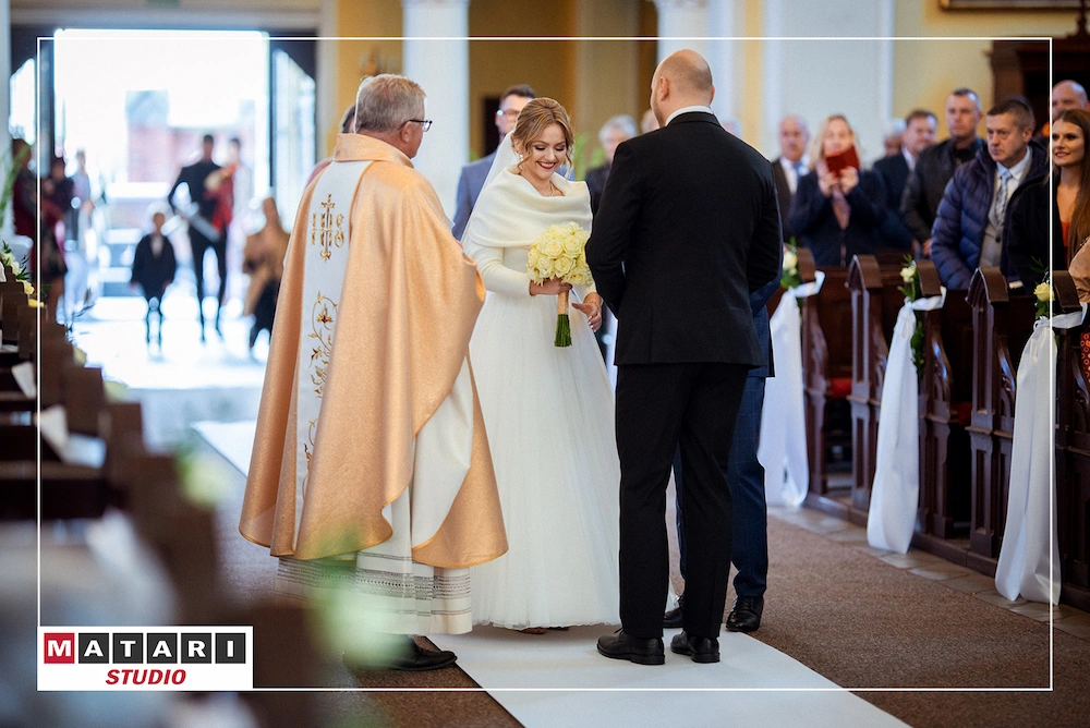 Kamerzysta na wesele filmuje wyjście Pary Młodej z kościoła