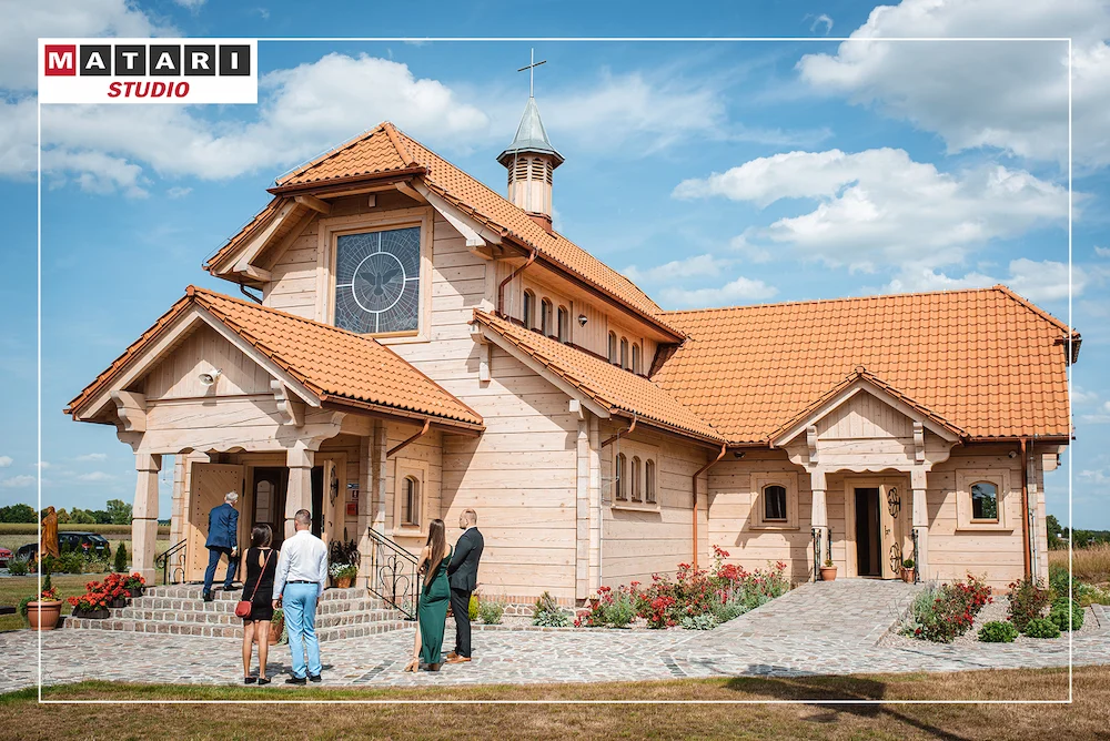 Kamerzysta na ślub rejestruje detale welonu Panny Młodej