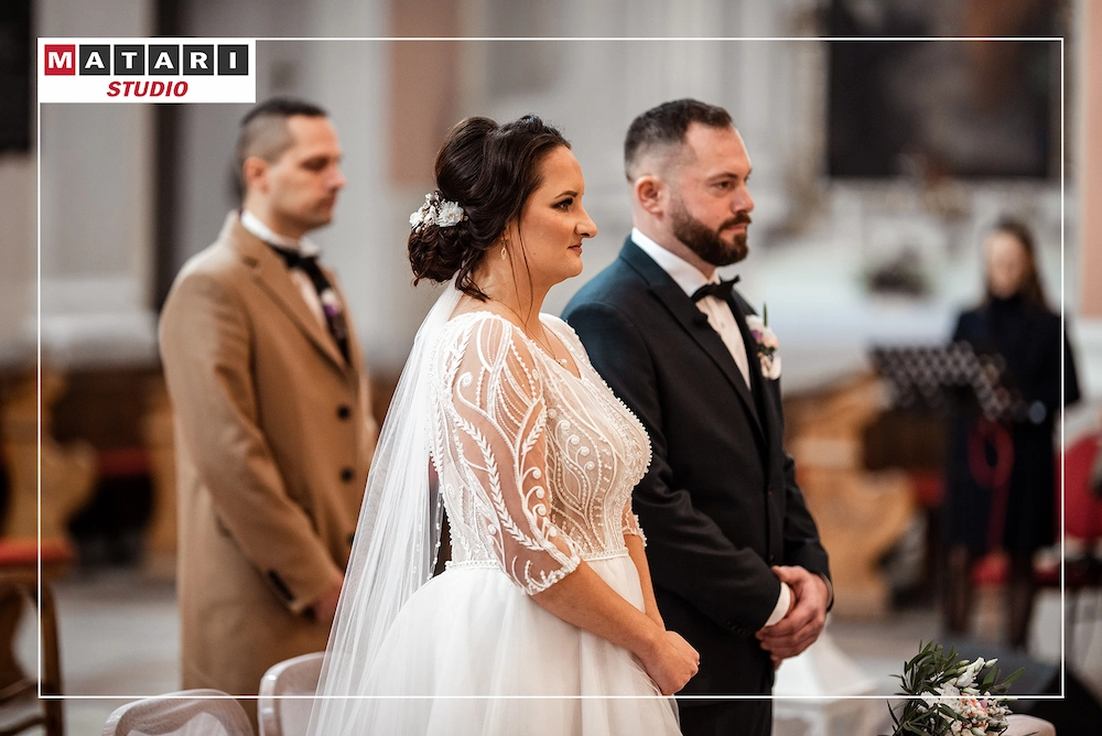 Fotografia ślubna z momentem wejścia Pary Młodej do kościoła