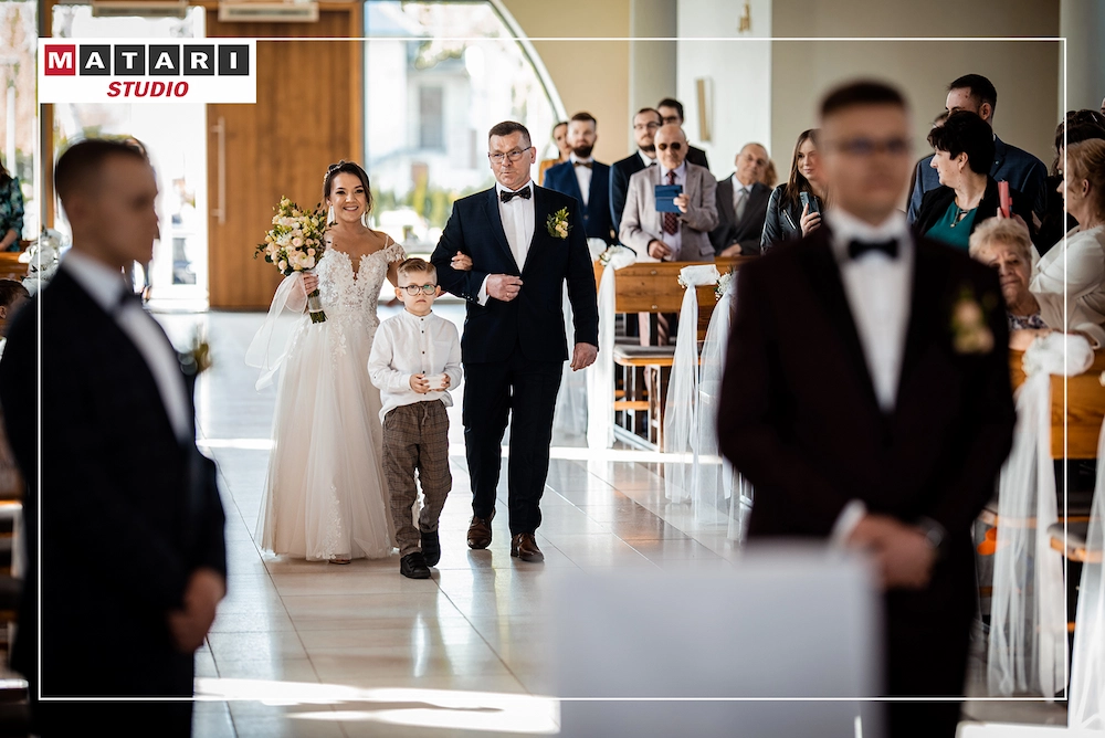 Kamerzysta na wesele filmuje wzruszenie rodziców Pary Młodej