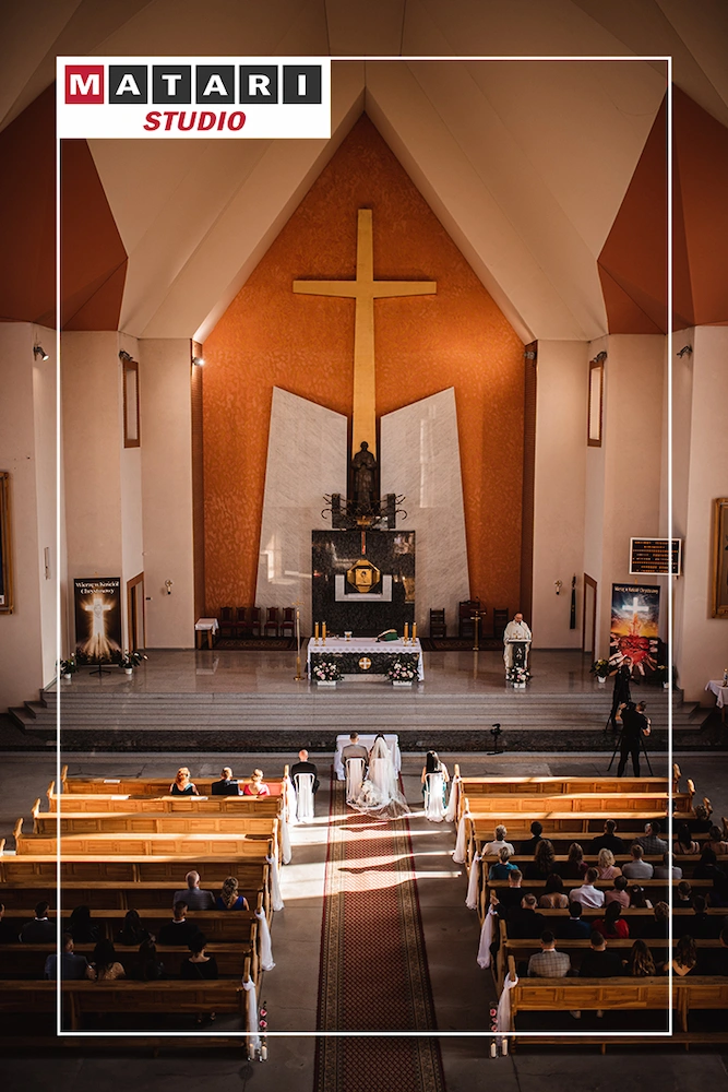 Kamerzysta na wesele uwiecznia detale dekoracji kościelnych