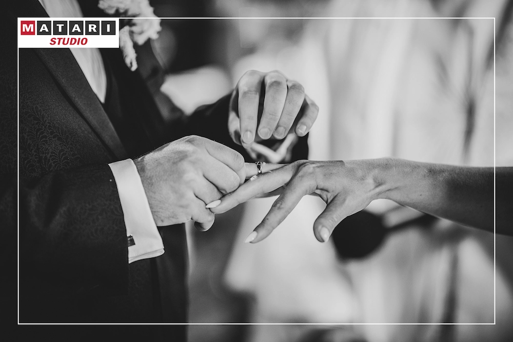 Fotograf na ślub dokumentuje radość Pary Młodej po ceremonii