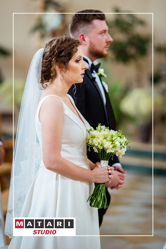 Fotografia ślubna z momentem pierwszego pocałunku