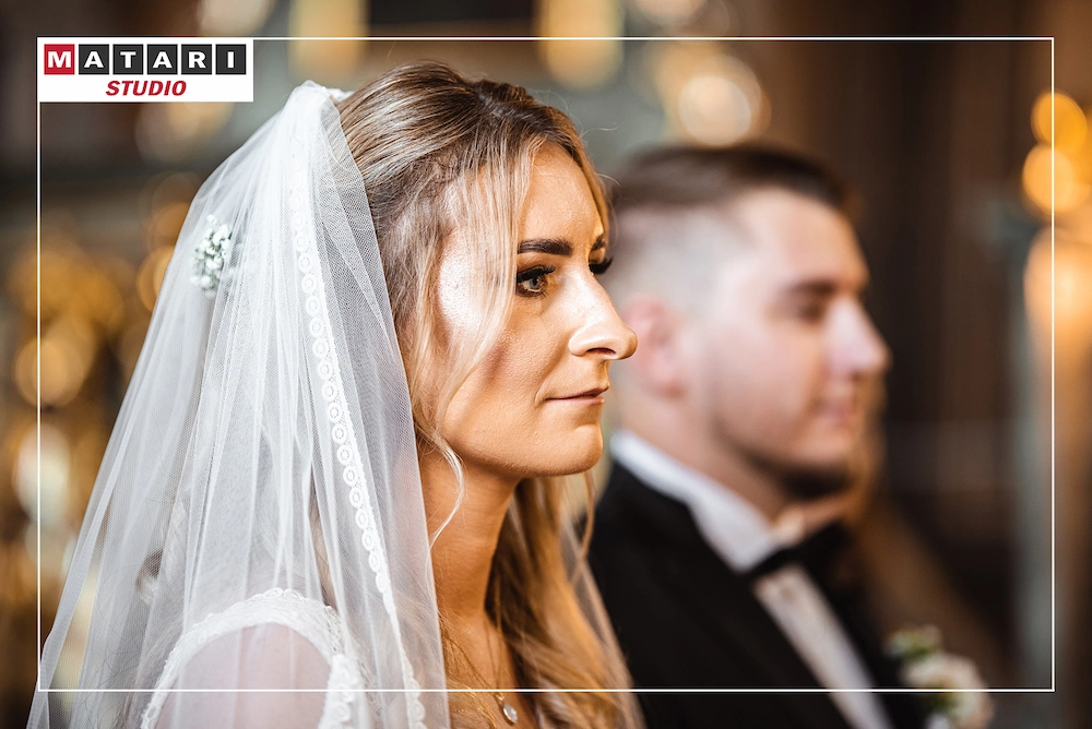 Kamerzysta na ślub filmuje wyjście Pary Młodej z kościoła