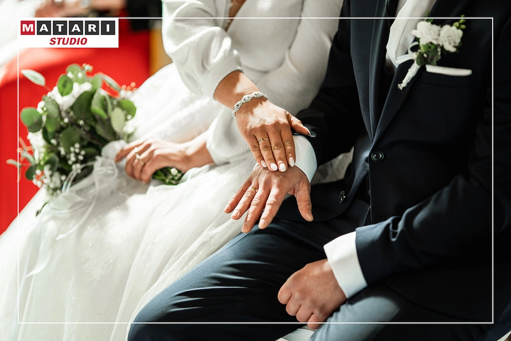 Fotografia ślubna z Panną Młodą idącą do ołtarza