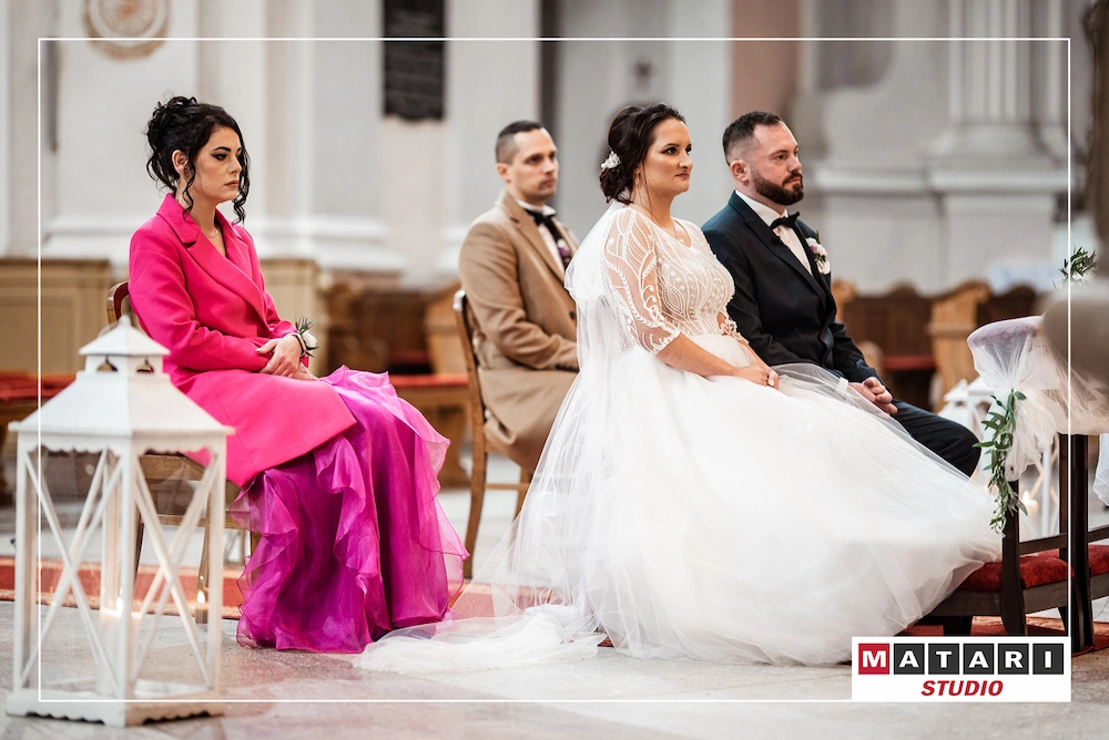 Kamerzysta na wesele filmuje radość po ceremonii