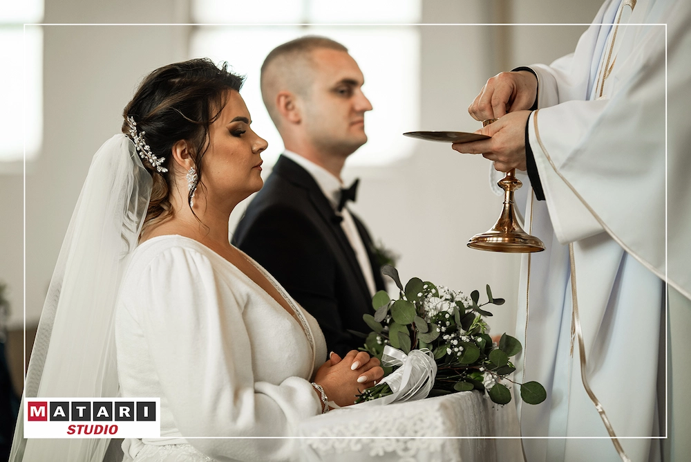 Fotograf na ślub uchwycił detale obrączek Pary Młodej