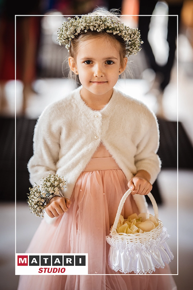 Kamerzysta na ślub rejestruje moment pierwszego pocałunku