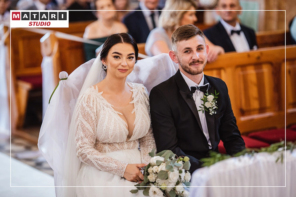 Fotograf na ślub rejestruje moment składania podpisów