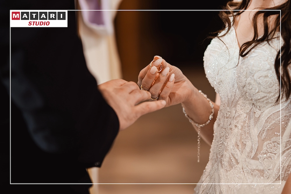 Fotograf na ślub rejestruje artystyczne ujęcie Pary Młodej