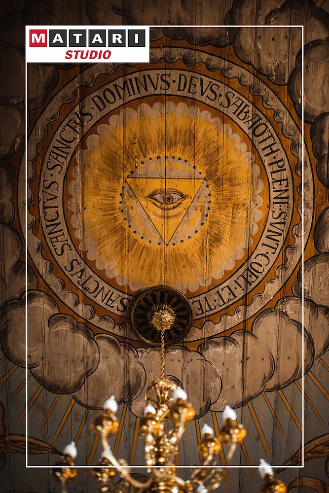 Kamerzysta na ślub uwiecznia moment błogosławieństwa